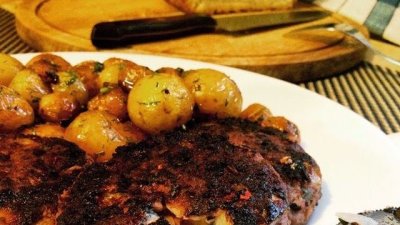 Кюфтета с кашкавал, люта чушка и пресни картофки