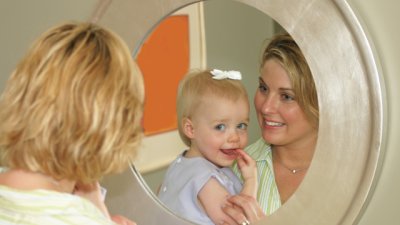 „Етапът на огледалото“, през който преминават малките деца 