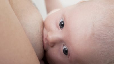 Срасната юзда на езика – как това пречи на сученето при бебетата?