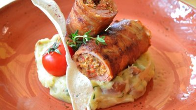 Свинско филе в панчета с пюре от френски картоф, манатарки и пармезан