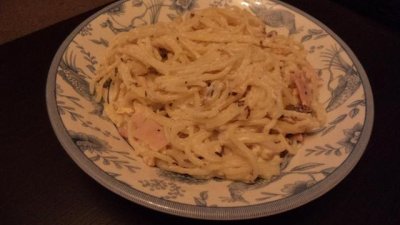 Спагети със сметанов сос и ядки