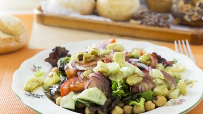 Салата с нахут, риба тон и сирене