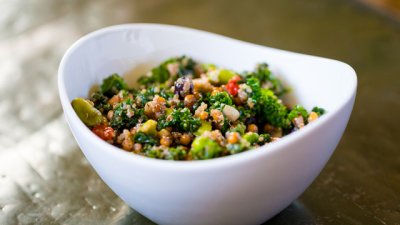 Салата с киноа, къдраво зеле и сирене