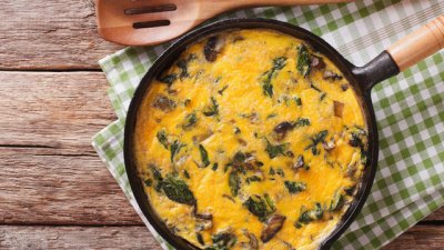 Омлет с гъби, спанак и ементал