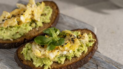 Сандвичи с авокадо, яйце и чедър