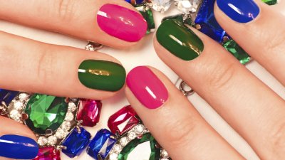 Цветни маникюри за къси нокти