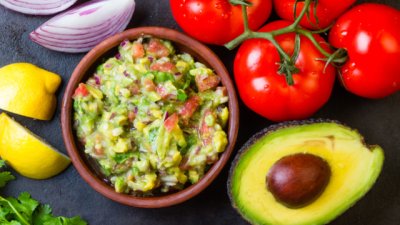Гуакамоле с домати и чесън