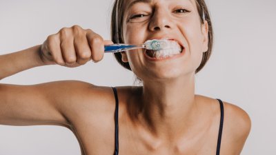 7 причини за пожълтяване на зъбите и поява на петна 