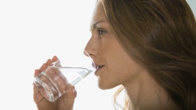 Пиенето на топла вода – лек в много отношения