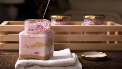 Ягодов чийзкейк в бурканче 