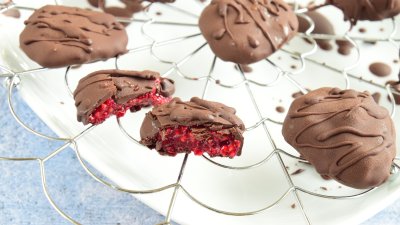 Шоколадови бонбони с джем от малини