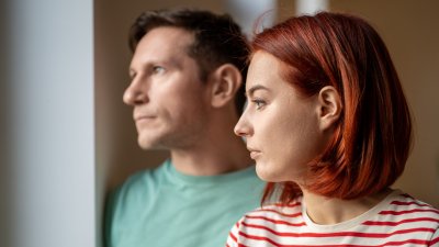 16 червени флага, показващи емоционално недостъпен мъж