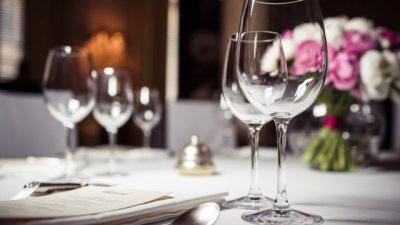 Етикет и протокол при хранене