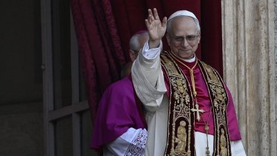  Новият папа Лъв XIV се помоли за мир и отдаде почит на папа Франциск