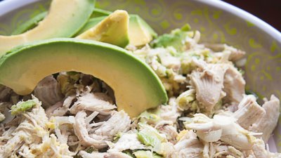 Салата с пилешко, царевица и авокадо