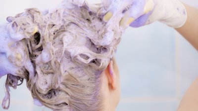 Може ли да използвате лилав шампоан, ако не сте руси? 