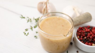 Чеснов дресинг за салата с дижонска горчица