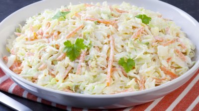 Салата със зеле, моркови и рулца от раци