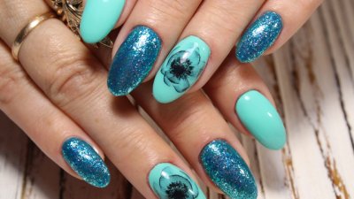 Маникюри с разноцветни брокати