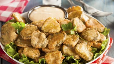 Пикантни панирани кисели краставички