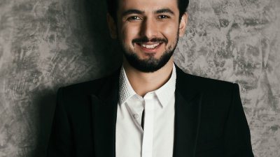 Славин Славчев представи дебютното си видео „Ела“