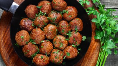 Селски кюфтенца с лук и чесън 