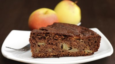 Шоколадов кейк с ябълки
