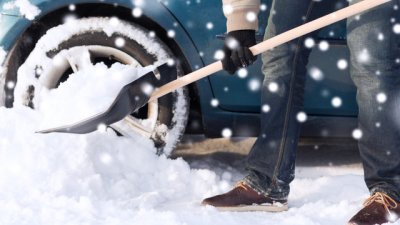 Защо чистенето на сняг в студа е опасно?