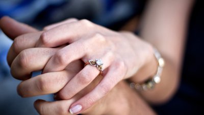 Знаете ли, че... годежният пръстен се носи на лявата ръка?