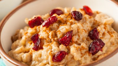 Мляко с ориз със сушени плодове и ядки