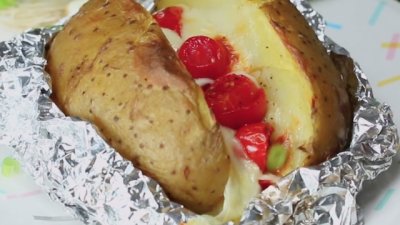 Запечени картофи с моцарела и чери доматки