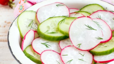 Салата с фенел, краставици и репички