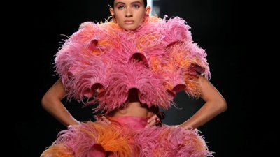 Лъскави материи и волани за пролет/лято 2019 от Марк Джейкъбс