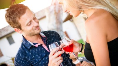 Начинът, по който държите напитката си показва част от характера ви