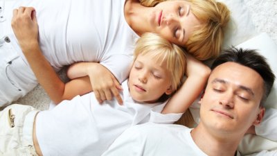 Как да отучите детето да спи между вас?