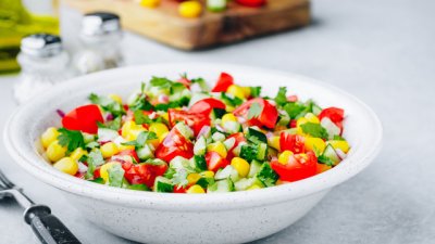 Салата с царевица, чери домати и краставица