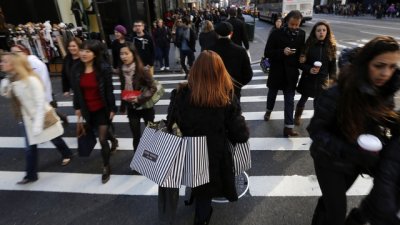 Защо подминаваме падналия на улицата човек?