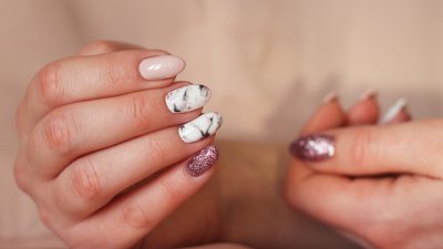 Красиви идеи за мраморен маникюр