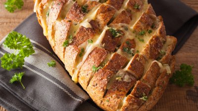 Багети с моцарела и сирене бри