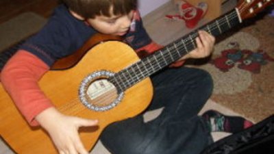 Кога да започне детето с уроци по китара?