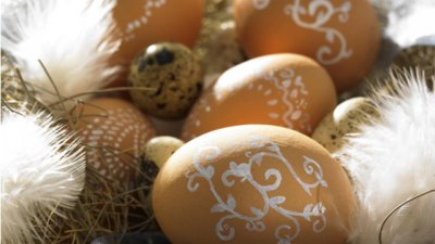 Декорация на великденски яйца с цветен маркер