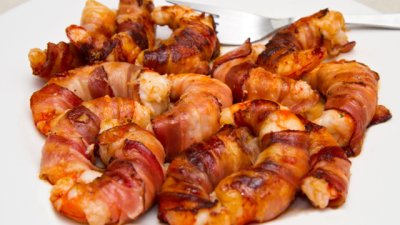 Шишчета със скариди в бекон 