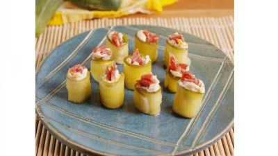 Суши с кисели краставички, крема сирене и салам