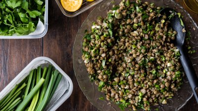 Салата с леща, магданоз и лук