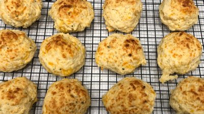 Солени маслени бисквити с колбас и грюер 