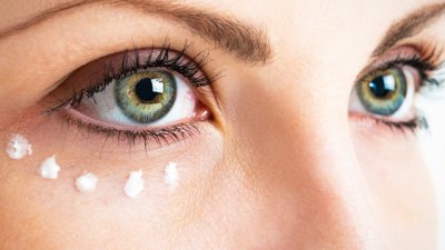 5 грешки с околоочния крем, които пречат на борбата с бръчките