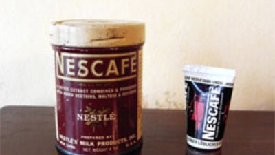 Трима заминават за Швейцария благодарение на стара опаковка от кафе