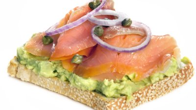 Тост с авокадо и пушена сьомга