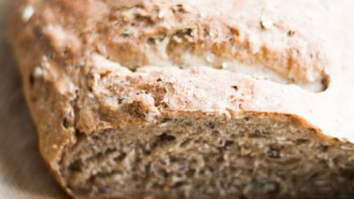 Хляб с моцарела и сушени домати в хлебопекарна