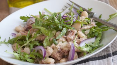 Средиземноморска салата с риба тон и боб